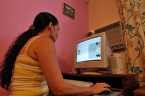 Mujer blogger en Cuba